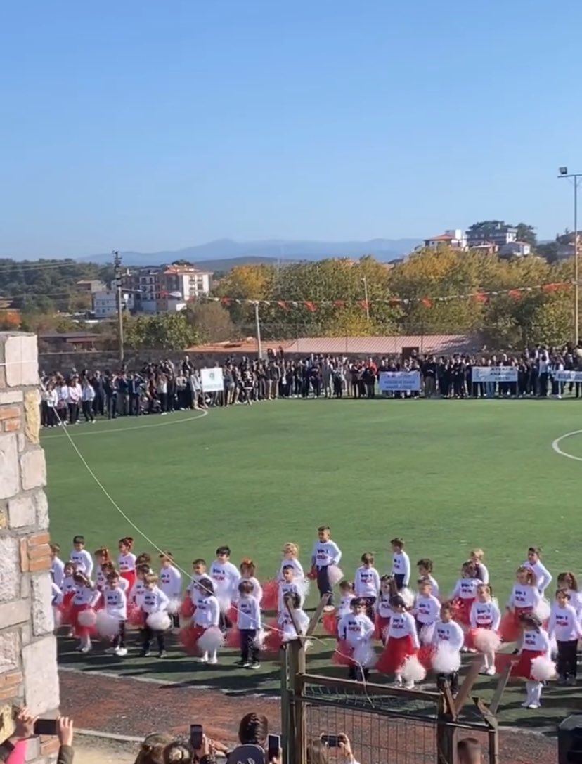gulosakalli's tweet photo. Bugün canım, büyüdüğüm/törenleri kutladığım şu yerde; öğretmen olarak miniklerimin dansını izleyip, öğretmenlerimle konuşmak çekti. Kaç kere izledim bilmiyorum storyleri. Lütfen allahım lütfen🫶 https://t.co/P9lquQJyQE