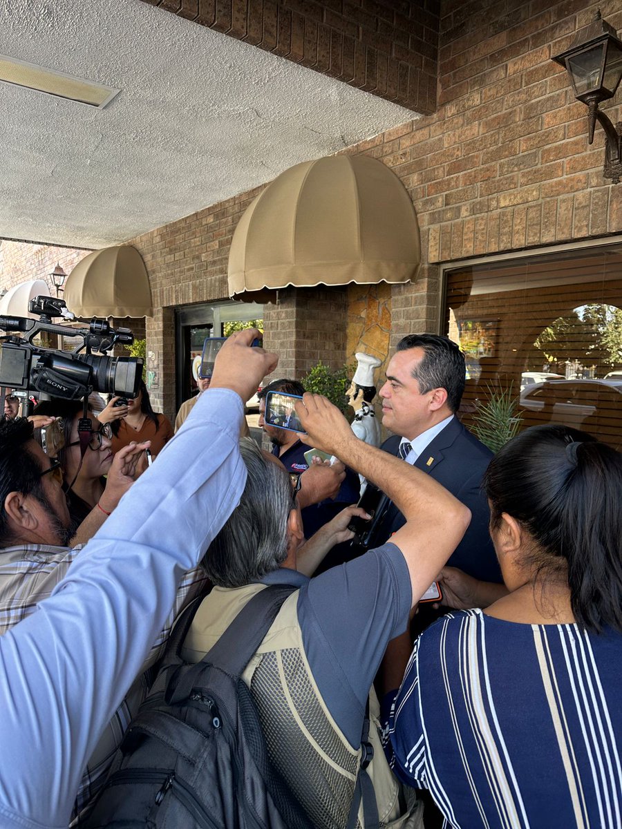 Gracias a los medios de comunicación de Gómez Palacio y Lerdo, por las entrevistas y los espacios en los que he tenido la oportunidad de informar a la ciudadanía de mis actividades en las Unidades Académicas de la región Laguna de nuestro estado.

#UnversitariosDeCorazón