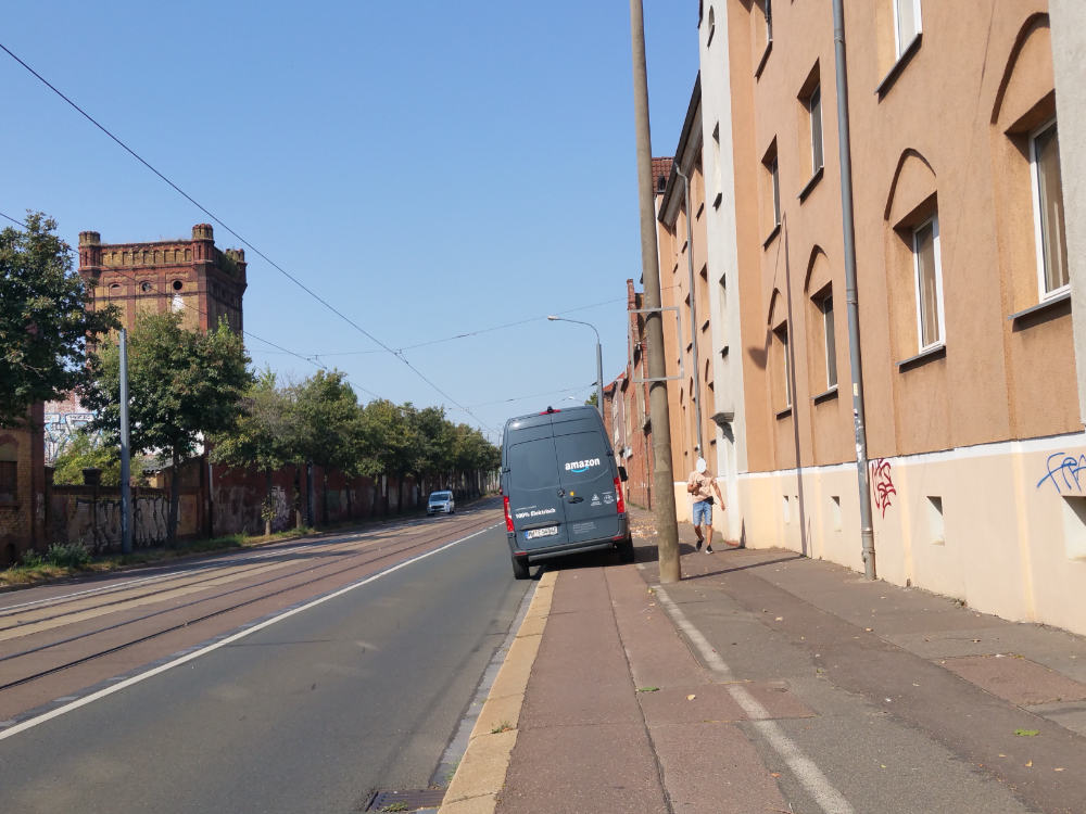 Freiimfelder Straße, <a href="/stadt_halle/">Stadt Halle (Saale)</a> 

Wäre ja auch zu schlimm, die Millionen dort gerade vorbeifahrenden Autofahrer zum Ausweichen zu zwingen. 😒

#runtervomradweg
#Parkloch