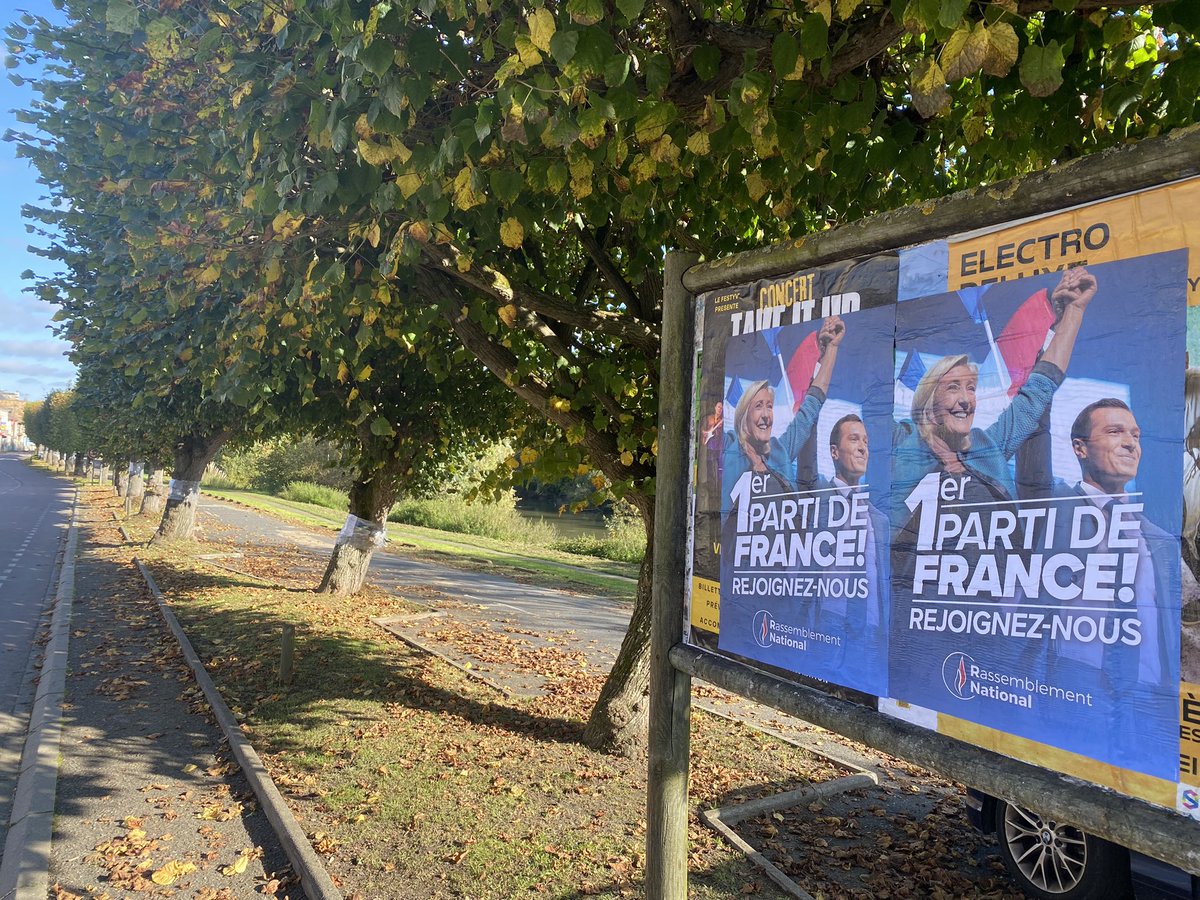 Laurent_morin_'s tweet photo. Grosse journée militante : affichage partout et boitage à #Guerville.
La #Circo7809 est aux couleurs du #RN1erPartiDeFrance ! 1/3
#JusquĂLaVictoire https://t.co/EvRnz98W4K