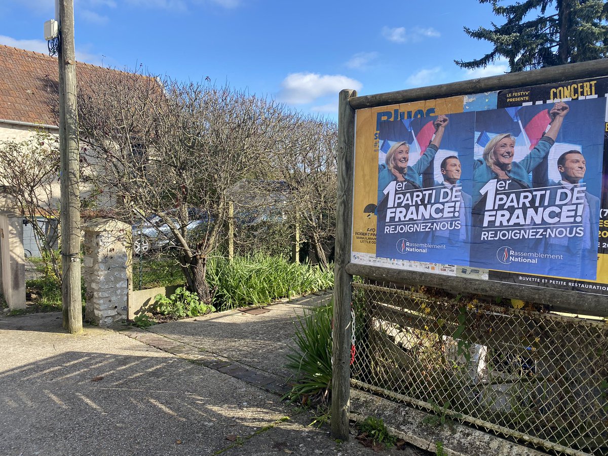 Laurent_morin_'s tweet photo. Grosse journée militante : affichage partout et boitage à #Guerville.
La #Circo7809 est aux couleurs du #RN1erPartiDeFrance ! 1/3
#JusquĂLaVictoire https://t.co/EvRnz98W4K