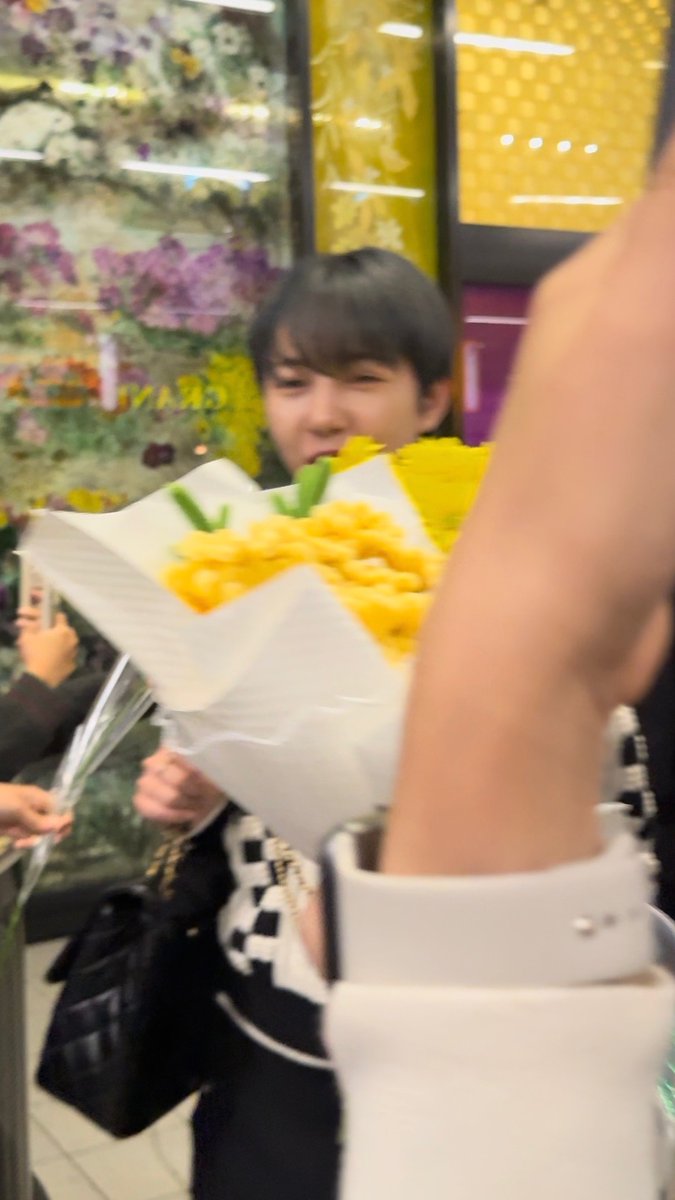renjuniejunjun's tweet photo. RENJUN'S EYE SMILE WHEN HE RECEIVED THE FLOWERS OH MY  😭😭😭😭 https://t.co/DsWvJmFKXT