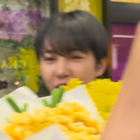 renjuniejunjun's tweet photo. RENJUN'S EYE SMILE WHEN HE RECEIVED THE FLOWERS OH MY  😭😭😭😭 https://t.co/DsWvJmFKXT