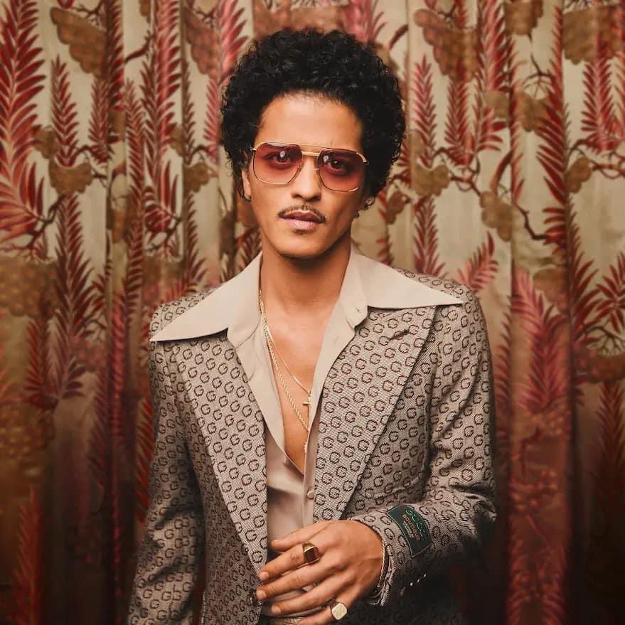 Indie5051's tweet photo. Bruno Mars supera a The Weeknd y es ahora el artista más escuchado a nivel mundial en Spotify, alcanzando el puesto #1 con 120 millones de oyentes mensuales. https://t.co/cMbl83qCiB