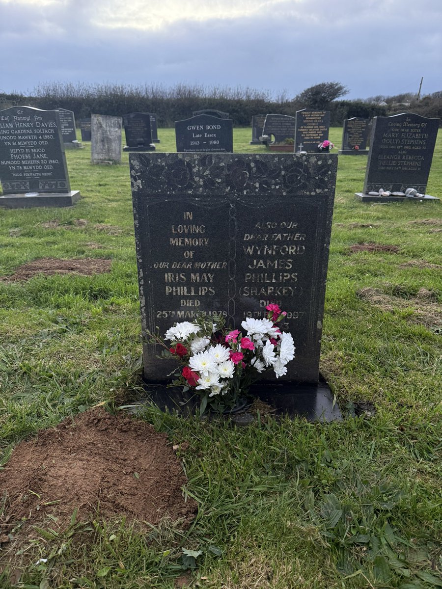 jphillipssolva's tweet photo. It would’ve been my Grandad’s 100th birthday today, sadly lost too many years ago, but so many happy memories as a kid. A young lads hero, much missed everyday. #sharkey #solva #harbourmaster #pembrokeshire https://t.co/W8Uo1D1Lne