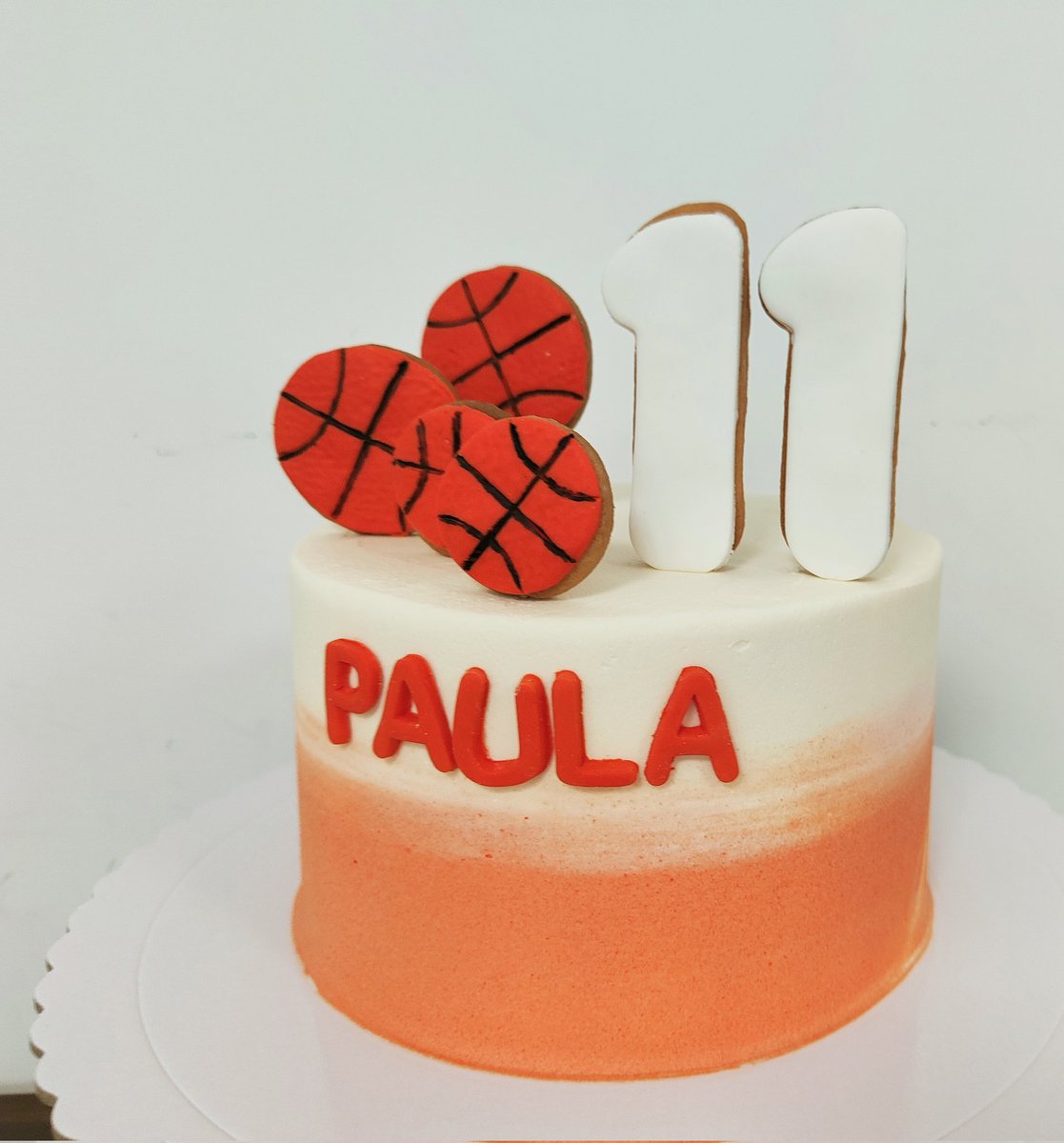 lbdcarol's tweet photo. La tarta de Paula .🏀🎉
Bizcocho de yogur, relleno de trufa y cubierto con chocolate blanco, SIN cobertura fondant, como siempre.

#TartasSinFondant
#BasketLover #TartasdeCumpleaños
#TartasPersonalizadasBurgos #Burgos #PasteleríaEnBurgos #PasteleriaBurgos #LosBizcochosDeCarol https://t.co/avhDyHWZdV