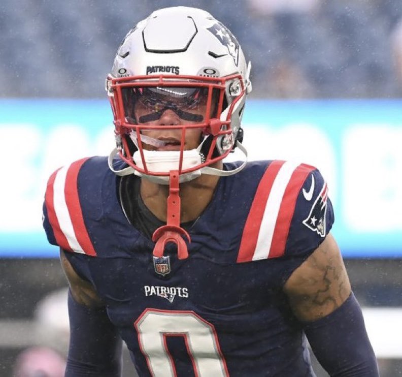 MLFootball's tweet photo. SUPERSTAR: #Patriots cornerback Christian Gonzalez has been playing at an elite level in just his 2nd career season

In 8 games:

• 37 targets
• 16 completions allowed
• 59.4 passer rating
• 209 total yards allowed
• 26.13 YPG allowed

Gonzo is only 22 🔒🔒

(📸@DomGonzo12) https://t.co/FimvnQ9tqo