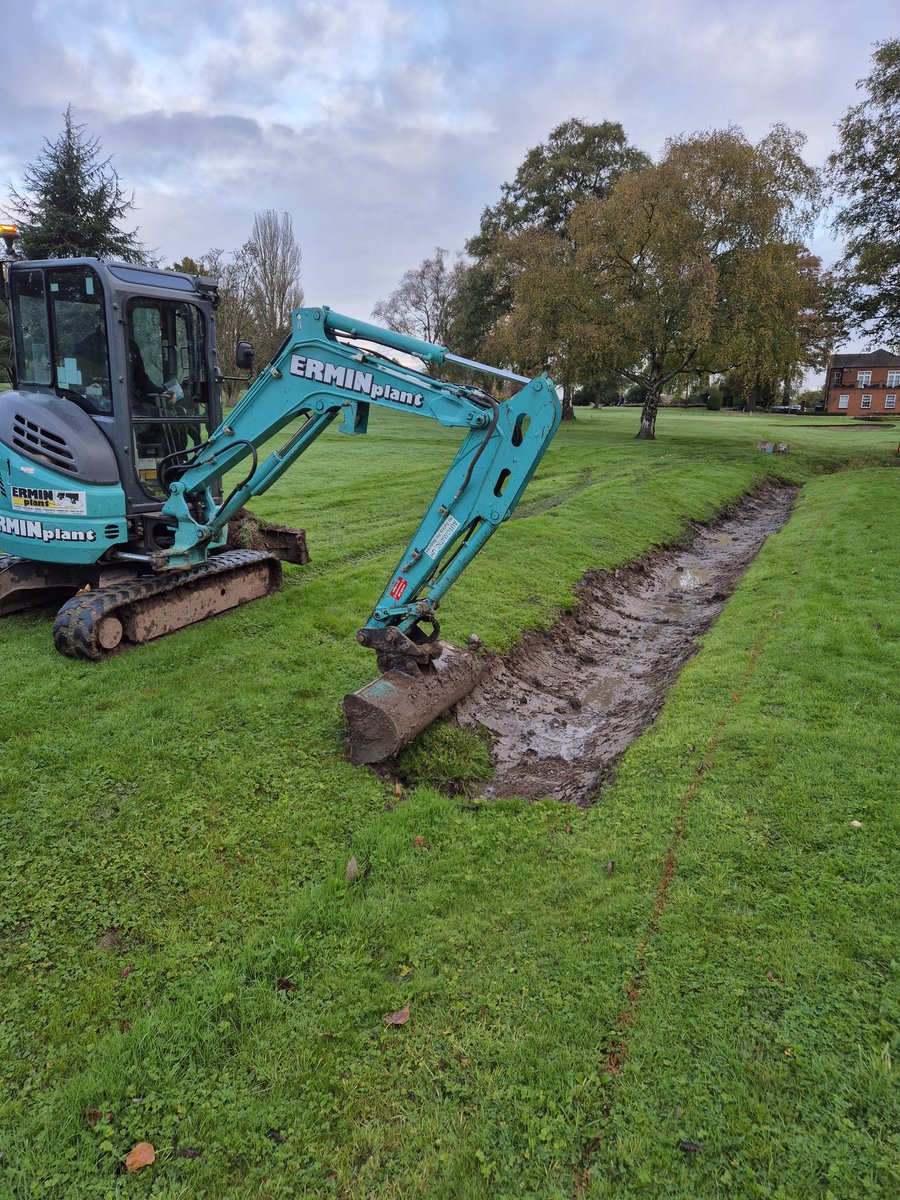 _BillyHayes_'s tweet photo. 17th hole ditch and pond clearance today. 
60mm pipes found from fairway drainage. 
Ditch cleared, pipes rodded and silt extracted from the pond. Satisfying jobs all round.
Well done @Nathan_Slater17 top work. 👏 
@GolfDroitwich https://t.co/E2isEFyWVK