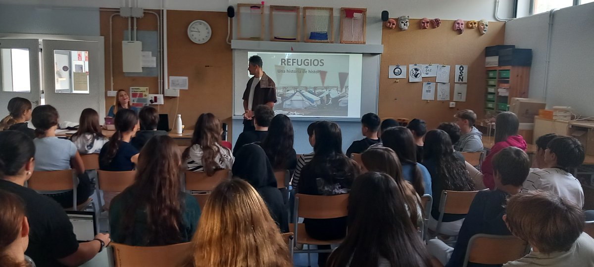 Aquest trimestre a l'ABP_SAL de 2n d'ESO estem treballant els refugiats i les ONG 💪 Per aquest motiu va venir l'Ahmad, un jove sirià que ens ha explicat el seu testimoni de lluita i amor 😊Podem llegir la seva experiència al seu📗" Todos los Ahmads del mundo" 🤓 #migracions #ONG