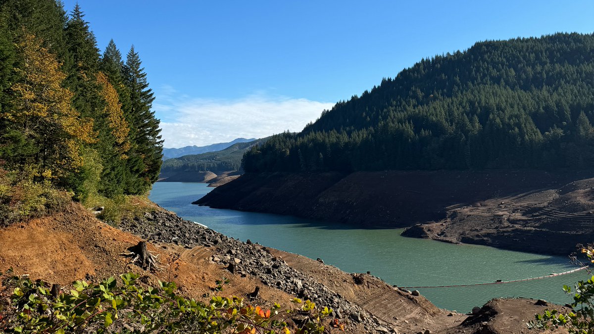 I stopped by Green Peter Dam to meet with the Army Corps of Engineers. They provided an update on plans for this year's &amp; future reservoir drawdowns, &amp; we discussed steps being taken to ensure local communities can continue to be aware &amp; have access to clean drinking water. #OR05