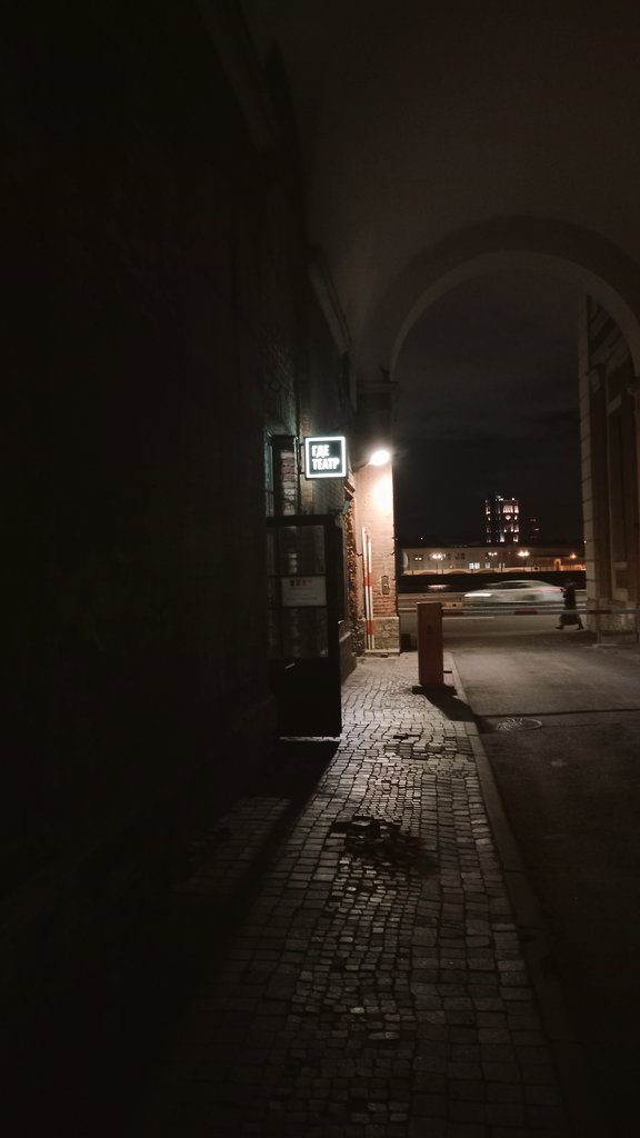 В Питере сильно не хватает театральных площадок для гастролирующих театров. Предлагаю развивать такое явление как театры  в промзонах/на бывших заводах/ в бывших котельных за гаражами и предлагаю следующие названия: "какой театр", "Нет тут театра" и "там театр"