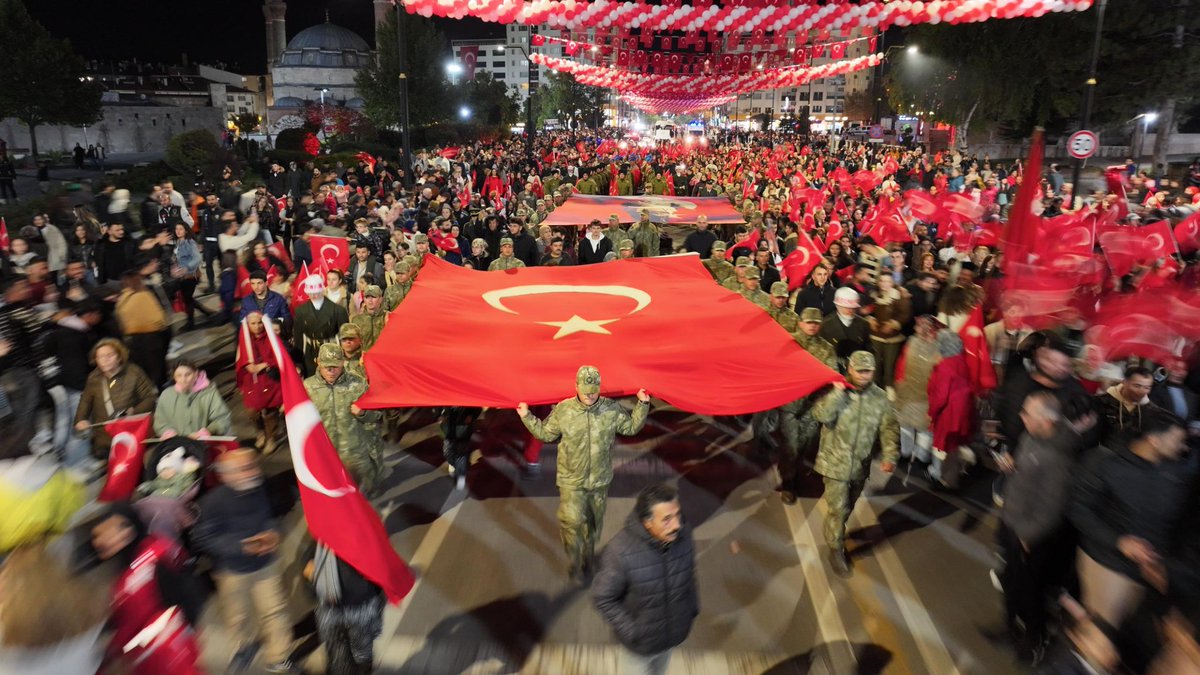 sivasbeltr's tweet photo. Hep birlikte Cumhuriyetimiz için yürüdük 🇹🇷

Cumhuriyetimizin kuruluşunun 101. yıl dönümü münasebetiyle Tren Garı önünden Kent Meydanı’na kadar Cumhuriyet Bayramı kortej yürüyüşü gerçekleştirildi.

Yürüyüşe; Başkanımız Dr. Adem Uzun, Vali Yılmaz Şimşek, il protokolü, gaziler, öğrenciler ve çok sayıda vatandaş katılım gösterdi.

Türk bayrakları eşliğinde düzenlenen yürüyüş, kent meydanında saygı duruşunda bulunulması ve İstiklal Marşımızın okunmasıyla sona erdi.