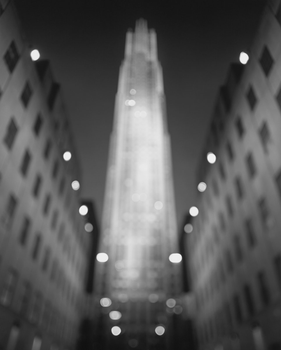 FraenkelGallery's tweet photo. 🇫🇷 As @ParisPhotoFair returns to the newly-renovated Grand Palais November 7-10, Fraenkel Gallery is pleased to present a solo booth featuring work by #HiroshiSugimoto. Preview the presentation now: https://t.co/uvkCeqYdpa 

📸 Hiroshi Sugimoto, Rockefeller Center, 2001 https://t.co/cn0jUfa4k6