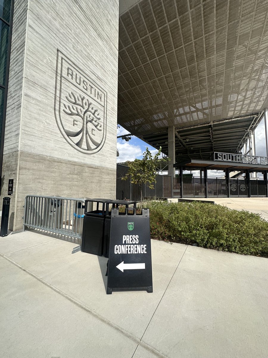 Presentación a Nico Estévez, el nuevo líder de Austin FC! ⚽️ 🟢⚫️

¿Listos, #Verde? 

There’s a new coach in Austin, Texas. 🤠

#AustinFC #MLS #Verde