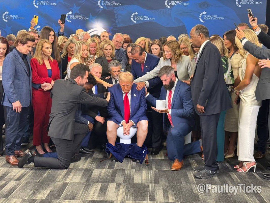 无论在哪种制度下
无论你多么支持一个人
当这个人伟光正化 神格化 全能化
那么这个人就不可避免
成为小丑独夫和暴君