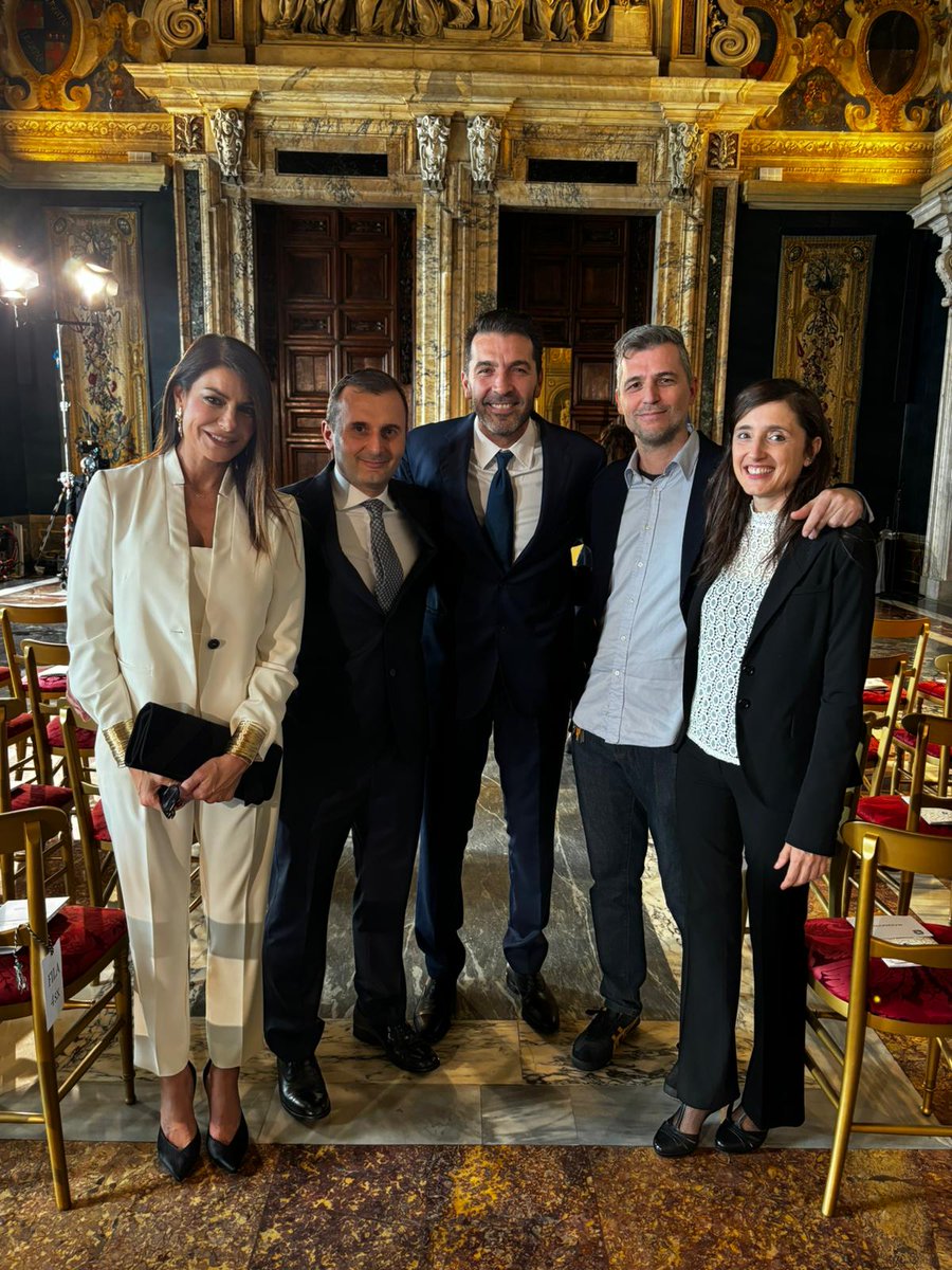 Giacomo Donati (@giacomodonatijd) on Twitter photo Ieri è stato un piacere e un onore partecipare alla cerimonia di <a href="/AIRC_it/">Fondazione AIRC per la ricerca sul cancro</a> al Quirinale alla presenza del Presidente Mattarella. Vale @Vallantaina, Ylli <a href="/DoksaniLab/">Doksani Lab</a> ed io siamo anche riusciti a salutare <a href="/gianluigibuffon/">Gianluigi Buffon</a> premiato per il suo impegno come ambasciatore AIRC! Ieri è stato un piacere e un onore partecipare alla cerimonia di <a href="/AIRC_it/">Fondazione AIRC per la ricerca sul cancro</a> al Quirinale alla presenza del Presidente Mattarella. Vale @Vallantaina, Ylli <a href="/DoksaniLab/">Doksani Lab</a> ed io siamo anche riusciti a salutare <a href="/gianluigibuffon/">Gianluigi Buffon</a> premiato per il suo impegno come ambasciatore AIRC!