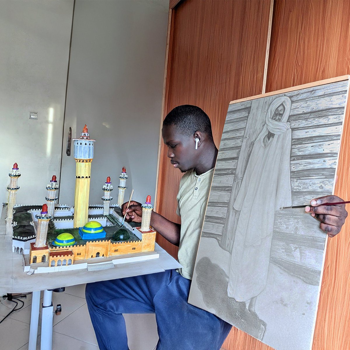arthiams's tweet photo. Un moment de création. C'est toujours un privilège de pouvoir capturer et honorer l'héritage architectural, artistique et spirituel de notre pays.

#art #architecture #création #détails #passion #culture #senegal #dakart #touba https://t.co/RGiQbr8QG0