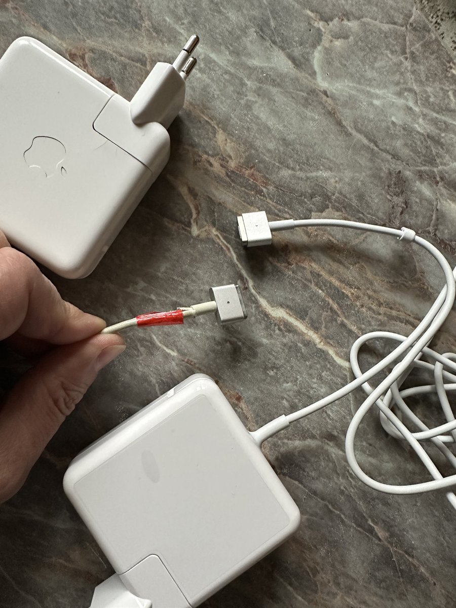 derSchniep's tweet photo. Neues Ladekabel für #FrauohneTwitter . Ansonsten läuft es Immernoch prima, reicht ihr vollkommen aus. 👉MacBook Pro 2016  👍 https://t.co/Cre4Try3m5