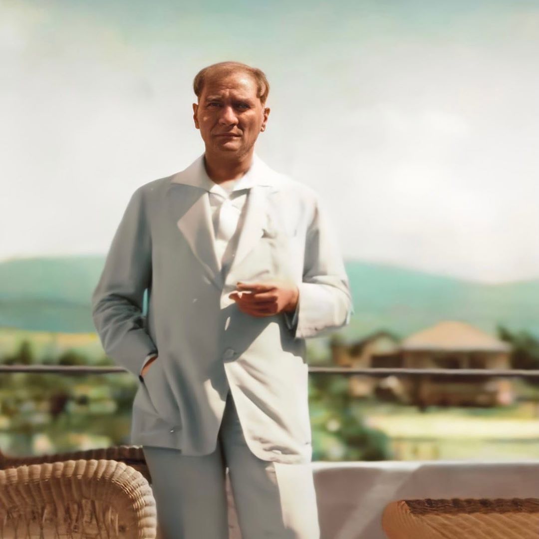 Fotoğraflarda , Atatürk'ün ne kadar şık giyindiği birçoğumuzun dikkatini çekmiştir