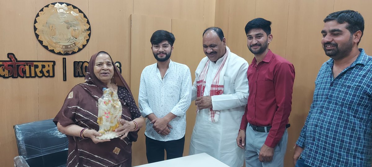 "आज मेरी पूज्य माताजी के जन्मदिन के अवसर पर उनके साथ केक काटकर उन्हें शुभकामनाएँ दीं। उनका आशीर्वाद मेरी सबसे बड़ी ताकत और प्रेरणा है। माँ के स्नेह और आशीर्वाद से हर चुनौती का सामना करना संभव हो पाता है। मैं उनके स्वस्थ और दीर्घायु जीवन की कामना करता हूँ 
#HappyBirthdayMaa