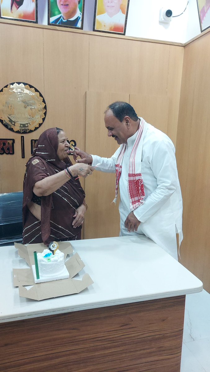 Mahendrakhatora's tweet photo. "आज मेरी पूज्य माताजी के जन्मदिन के अवसर पर उनके साथ केक काटकर उन्हें शुभकामनाएँ दीं। उनका आशीर्वाद मेरी सबसे बड़ी ताकत और प्रेरणा है। माँ के स्नेह और आशीर्वाद से हर चुनौती का सामना करना संभव हो पाता है। मैं उनके स्वस्थ और दीर्घायु जीवन की कामना करता हूँ 
#HappyBirthdayMaa https://t.co/IPmC6nh111