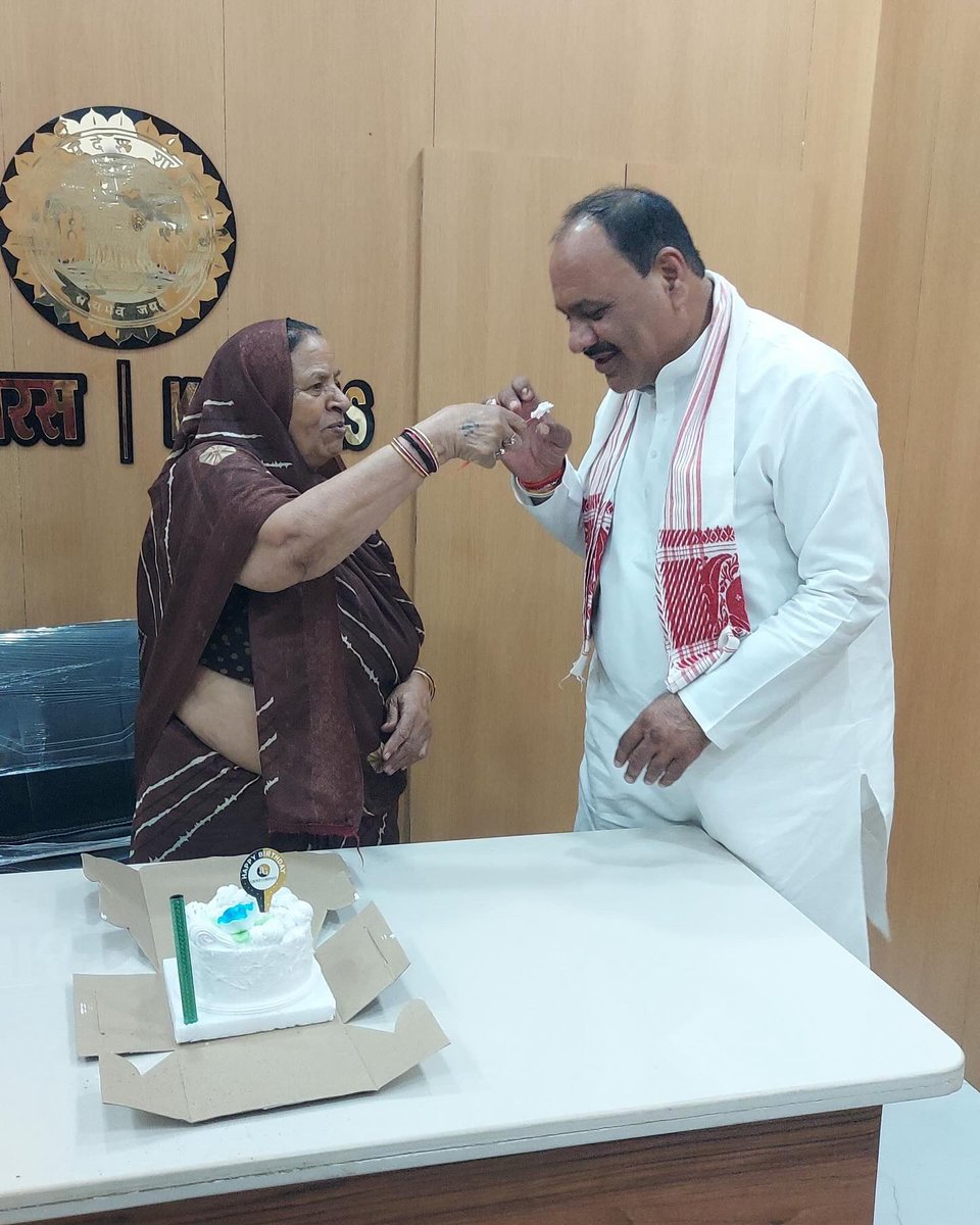 Mahendrakhatora's tweet photo. "आज मेरी पूज्य माताजी के जन्मदिन के अवसर पर उनके साथ केक काटकर उन्हें शुभकामनाएँ दीं। उनका आशीर्वाद मेरी सबसे बड़ी ताकत और प्रेरणा है। माँ के स्नेह और आशीर्वाद से हर चुनौती का सामना करना संभव हो पाता है। मैं उनके स्वस्थ और दीर्घायु जीवन की कामना करता हूँ 
#HappyBirthdayMaa https://t.co/IPmC6nh111