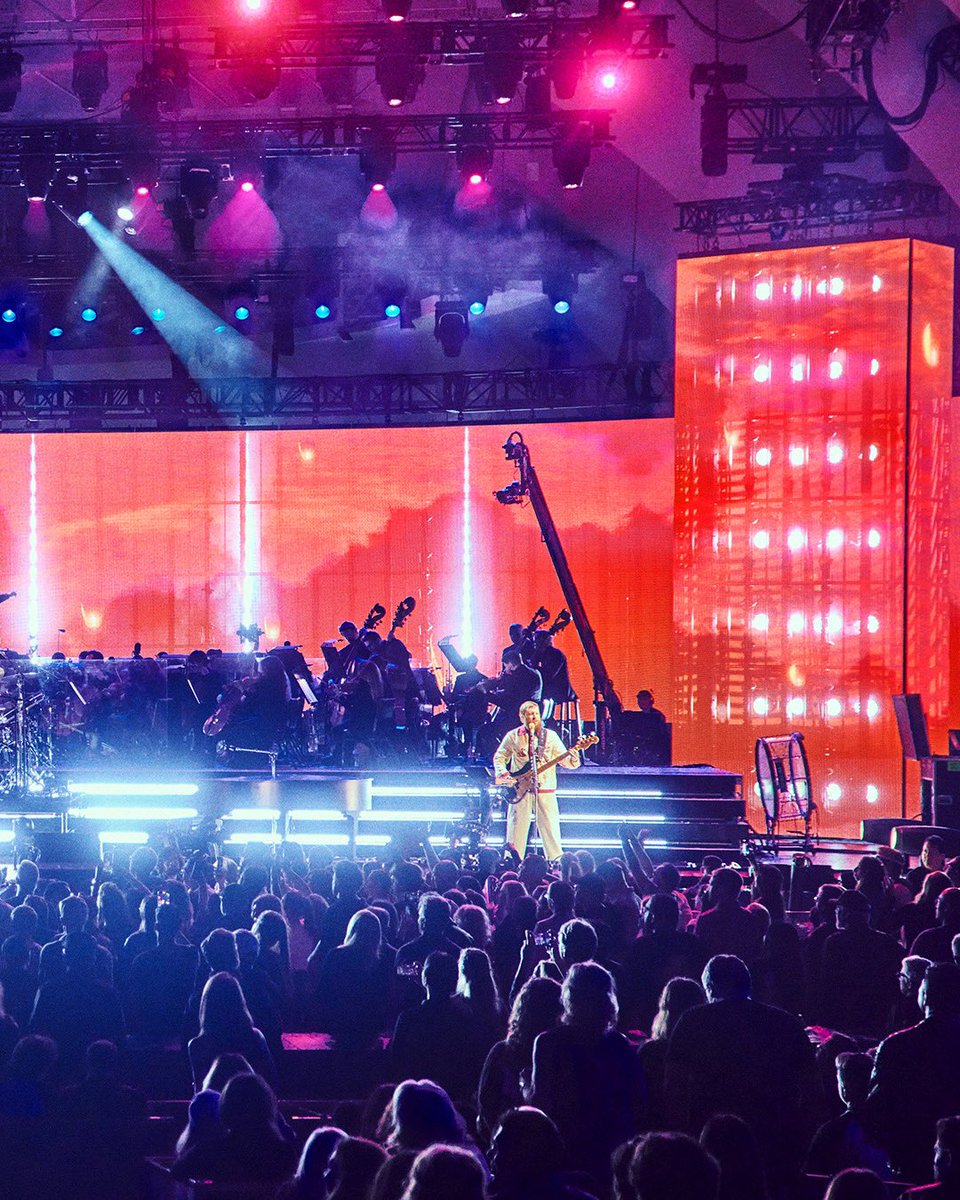 last night of the north american LOOM tour. thank you LA for singing with us. we can’t wait to see more of the world with all of you through LOOM. #LOOMtour