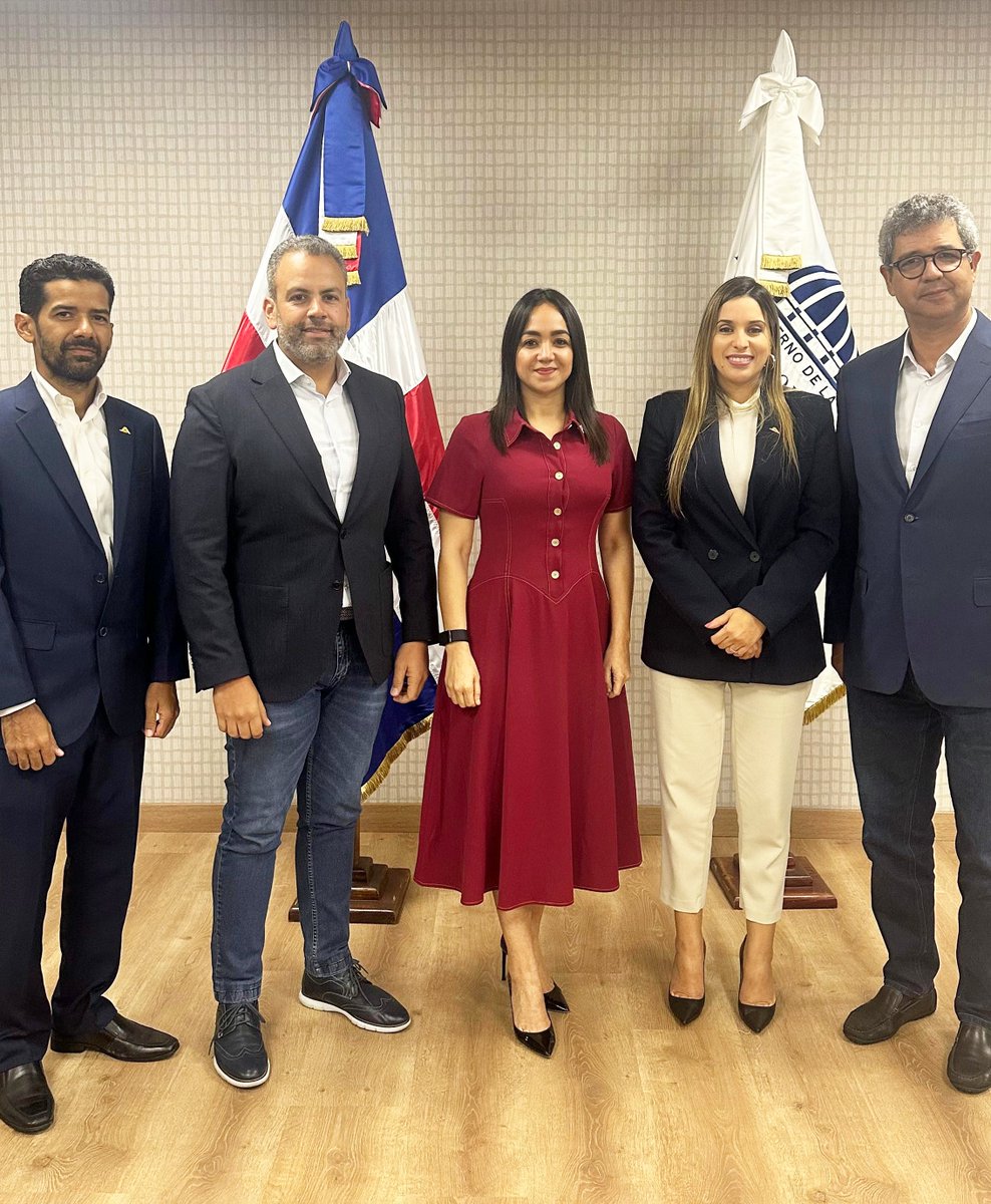 acoprovi's tweet photo. #ACOPROVI se reunió con la ministra de Interior y Policía, @FarideRaful, para tratar temas relevantes para el sector, como la regularización de extranjeros y operativos migratorios. https://t.co/10lk2nbOp3