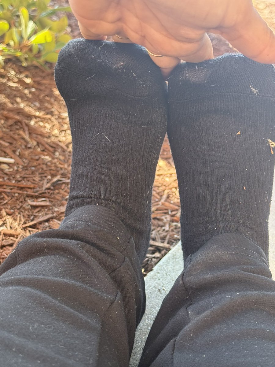Stretching the claves and feet outside on my break ( The MS spacticity is real😩)
#disabled #Feet #feetworshi̇p 

See the full album link ⬇️ 

app.feetfinder.com/userProfile/Lo…