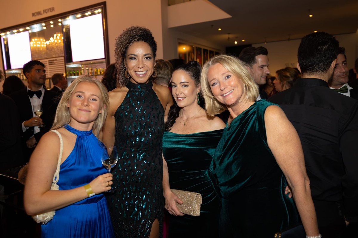 Het was echt een #topavond 
Wat was het gezellig om samen met mijn beste vriendinnie  <a href="/onwukaa/">Amara Onwuka</a> ❤️❤️ naar de première van #gooischevrouwen te gaan! #shine✨ #smile

Foto <a href="/edwinsmulders/">Edwinsmulders</a>