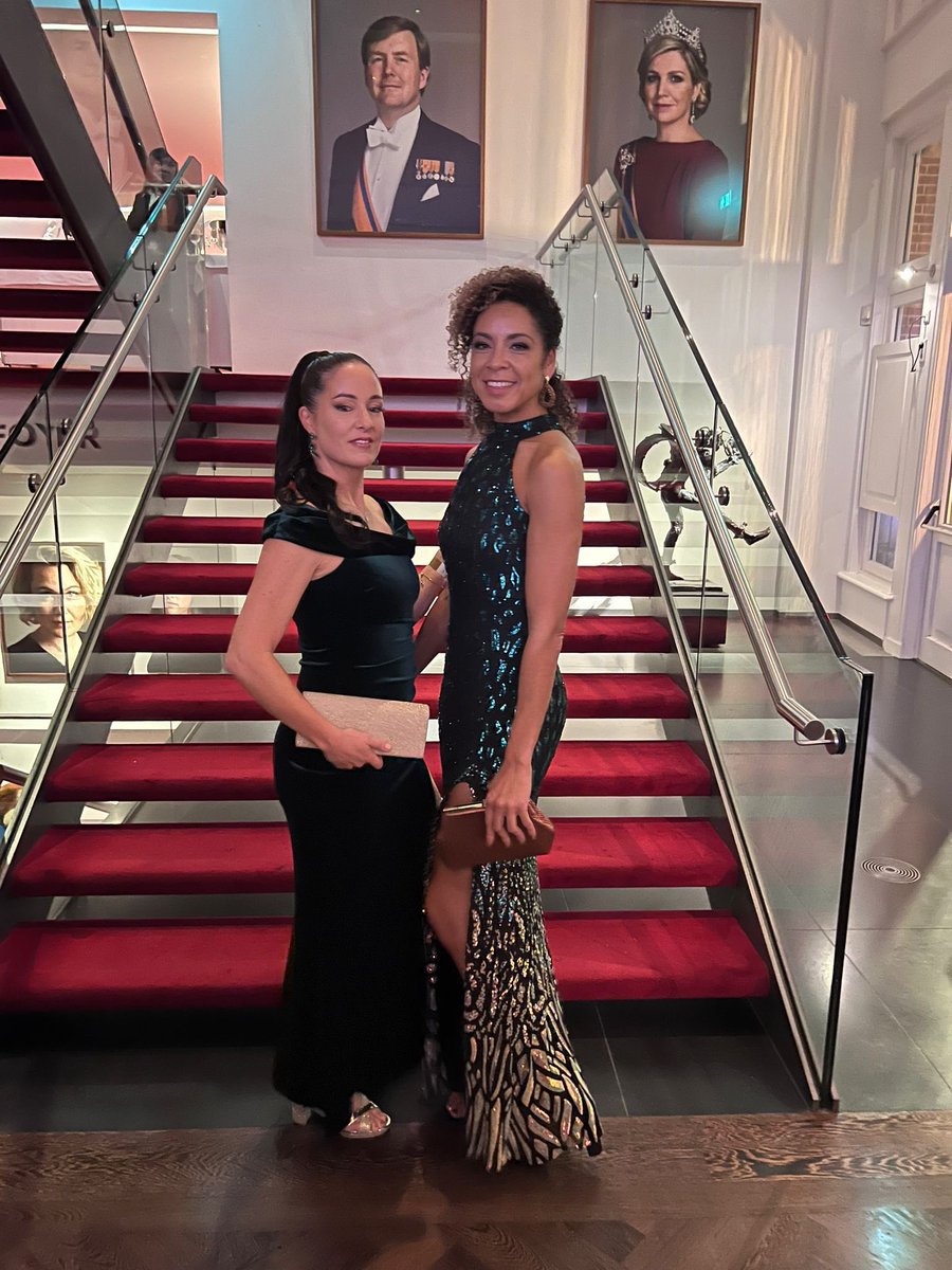 ingridperez's tweet photo. Het was echt een #topavond 
Wat was het gezellig om samen met mijn beste vriendinnie  @onwukaa ❤️❤️ naar de première van #gooischevrouwen te gaan! #shine✨ #smile

Foto @edwinsmulders https://t.co/XsorG0mEkf