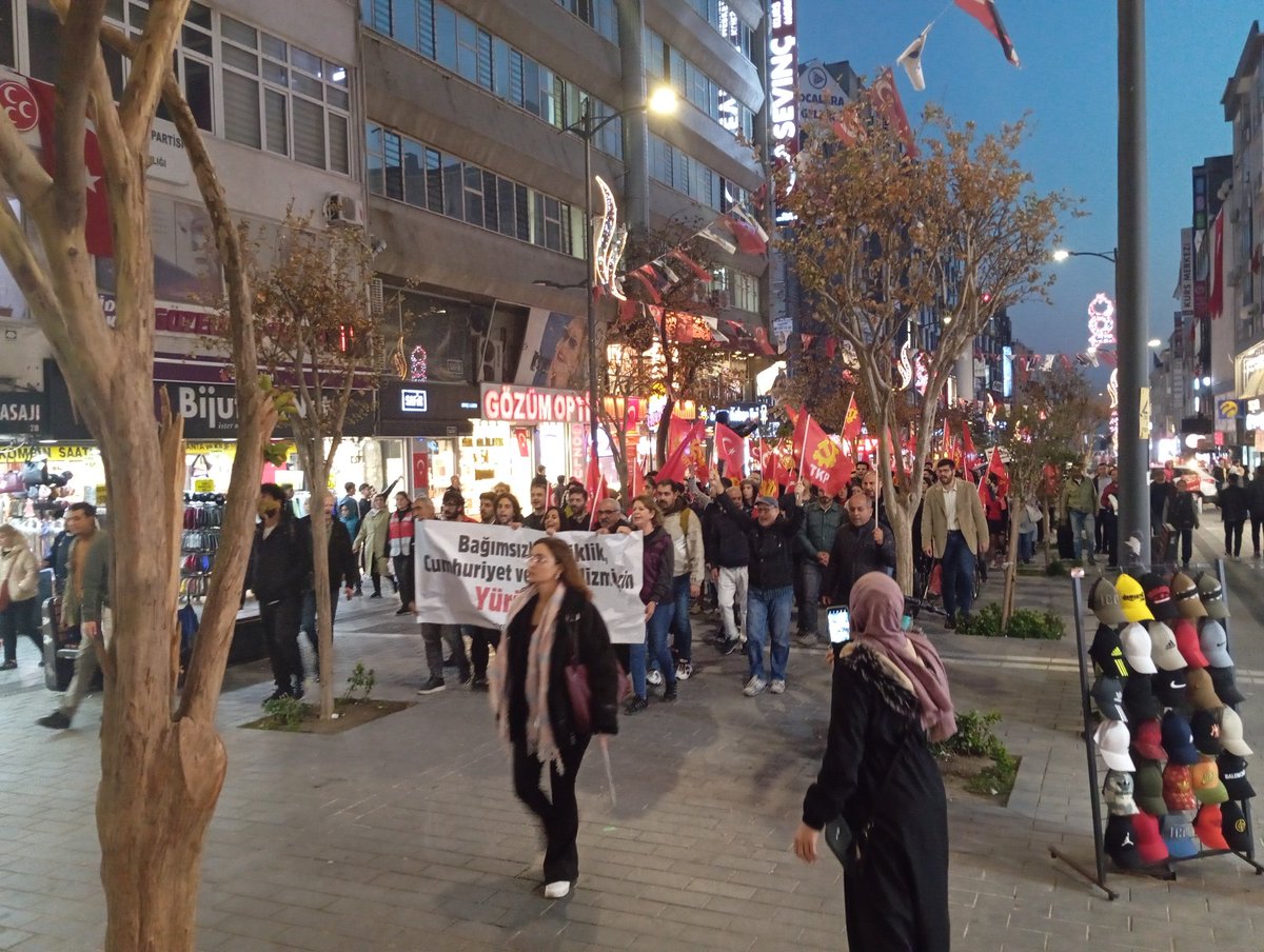 tkpavcilar's tweet photo. Bugün Avcılar’da Cumhuriyet’in 101. yılını selamladık! 

Cumhuriyet’in ilerici değerlerini sahipleniyoruz ve dinci gericiliğe, sömürücülüğe karşı mücadelemizi sürdürdüğümüzü bir kez daha yineliyoruz. Cumhuriyet geleceğimizdir ve geleceğimize sahip çıkıyoruz. @istanbultkp https://t.co/k6a25nIz36