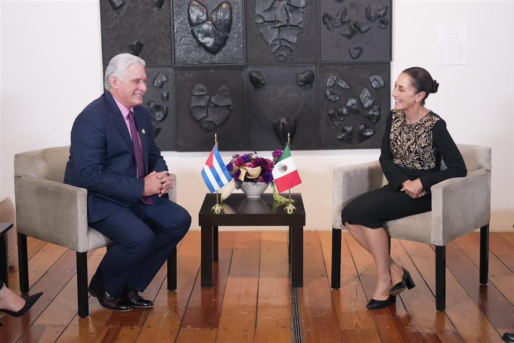 MAndreaNieto's tweet photo. Cuba es una nación que vive de la caridad internacional. Lo más triste es que el dictador y su séquito se roban todo y al pueblo lo dejan morir de hambre. La presidenta de México enviará 400 mil barriles gratis de petróleo. Cuba acabó con Venezuela, ahora va por Mexico https://t.co/W3hjrrU041