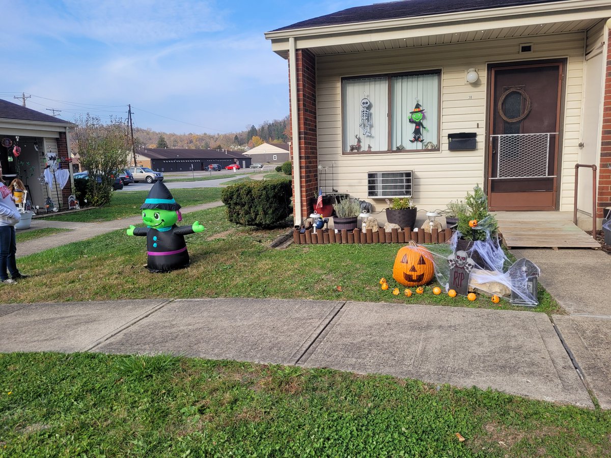 Halloween spirit is in the air at Lansing Ltd! Senior residents are busy preparing candy bags to share with trick-or-treaters. Big thanks to Mid-Ohio Foodbank for providing the treats to make the night even sweeter!

#bchf