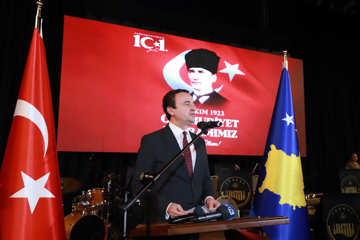 Kosova’da Cumhuriyetimizin 101nci yılını Başbakan Albin Kurti, Kosovalı dostlarımız, soydaşlarımız ve Kosova’da yaşayan vatandaşlarımızla birlikte kutladık. 29 Ekim Cumhuriyet Bayramımız kutlu olsun! 🇹🇷🇽🇰