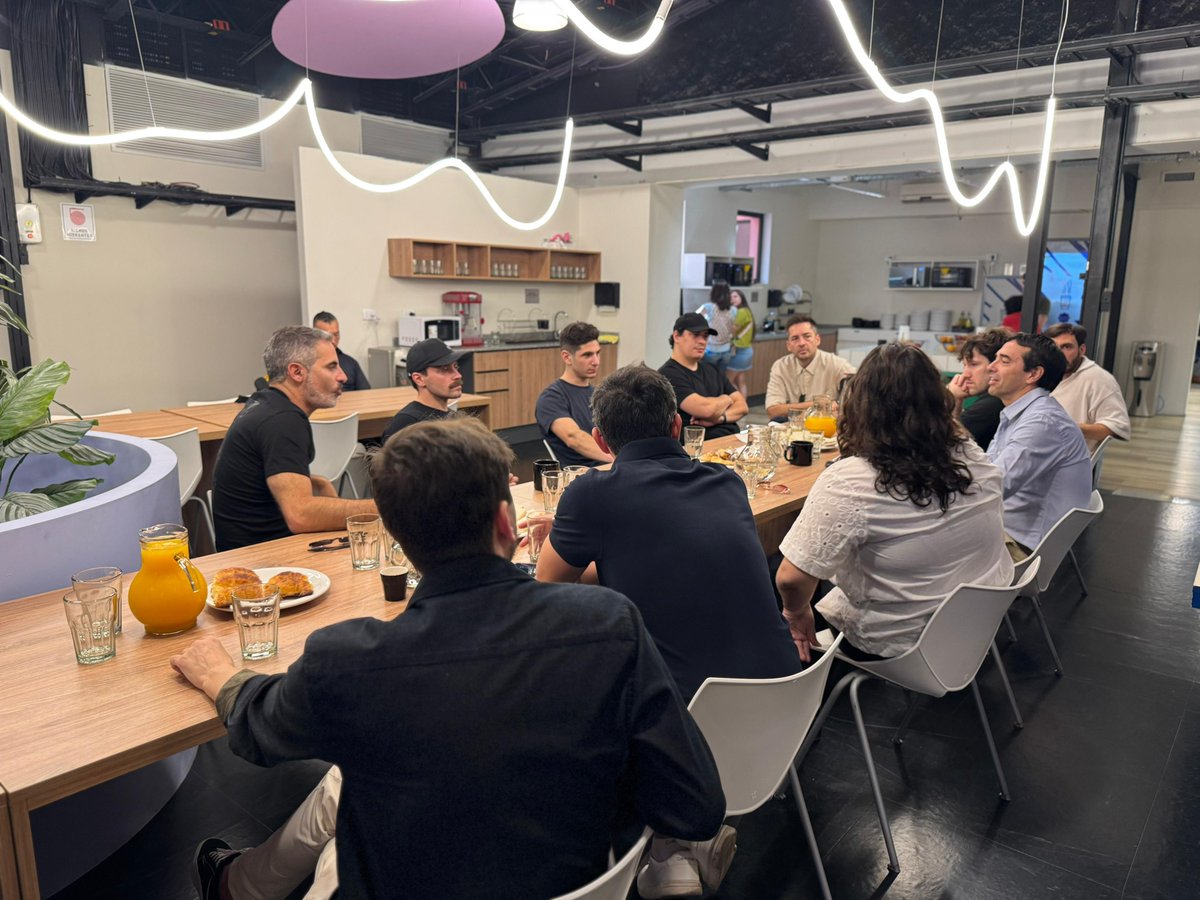 rmaierenzler's tweet photo. Que mejor que arrancar la mañana desayunado con el mejor talento de Argentina reunido en un solo lugar. Excelente experiencia, 
¡Gracias @rauchg y @goncy por el espacio! https://t.co/d4bLWeMOSq