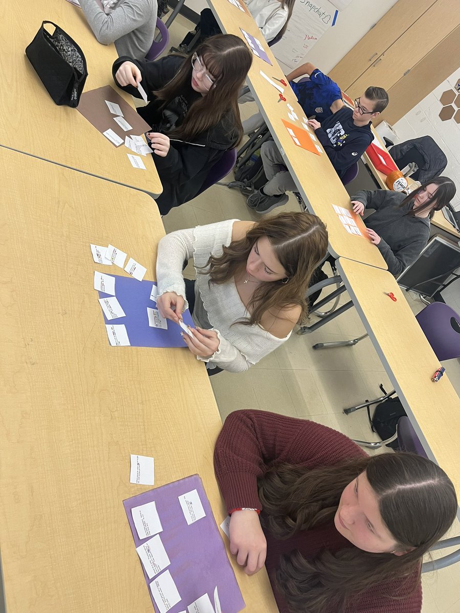 KimBray03's tweet photo. Working with Halloween stories in French 1/2 🎃 https://t.co/2HGvNJv0qq