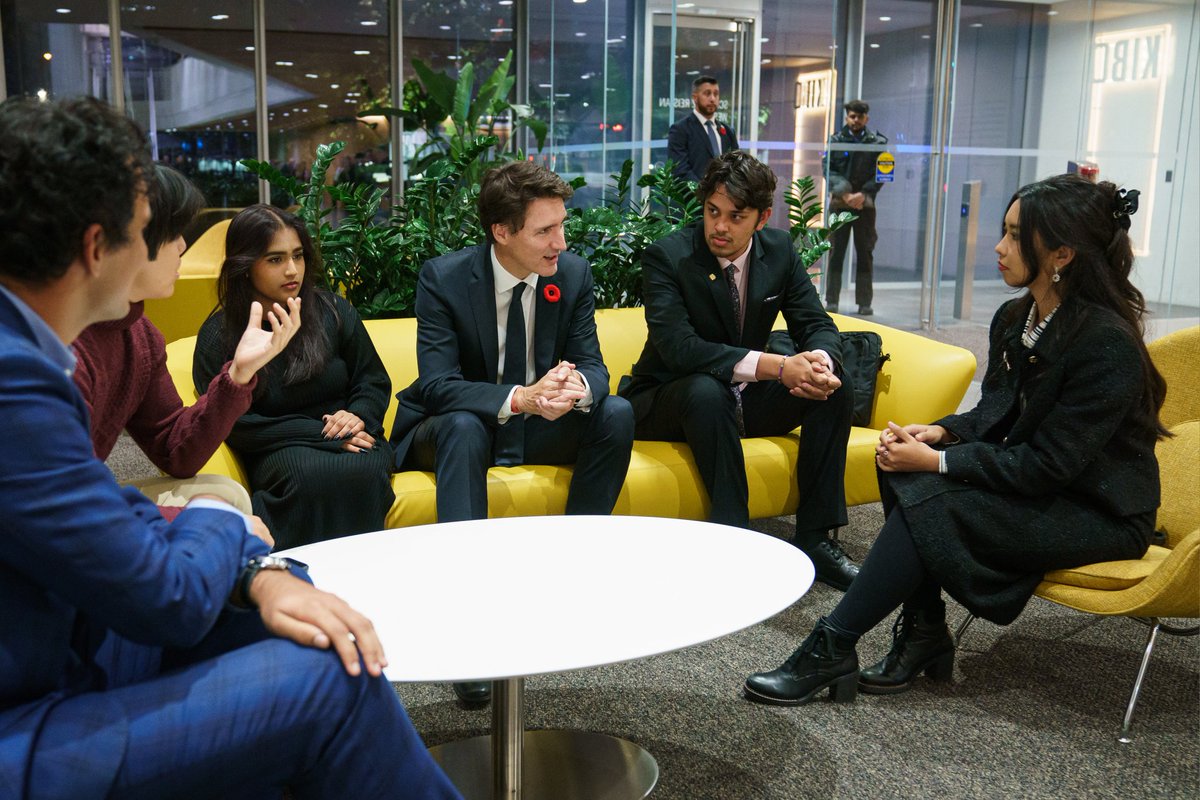 UofTLiberals's tweet photo. We spoke about youth engagement in politics amid a time of polarization and about a few perspectives that we hold dearly to our cause - youth employment and environmentalism.

Thank you for your time, @JustinTrudeau and @ylc_jlc for help setting this meeting up. https://t.co/wS7ddx0y9b