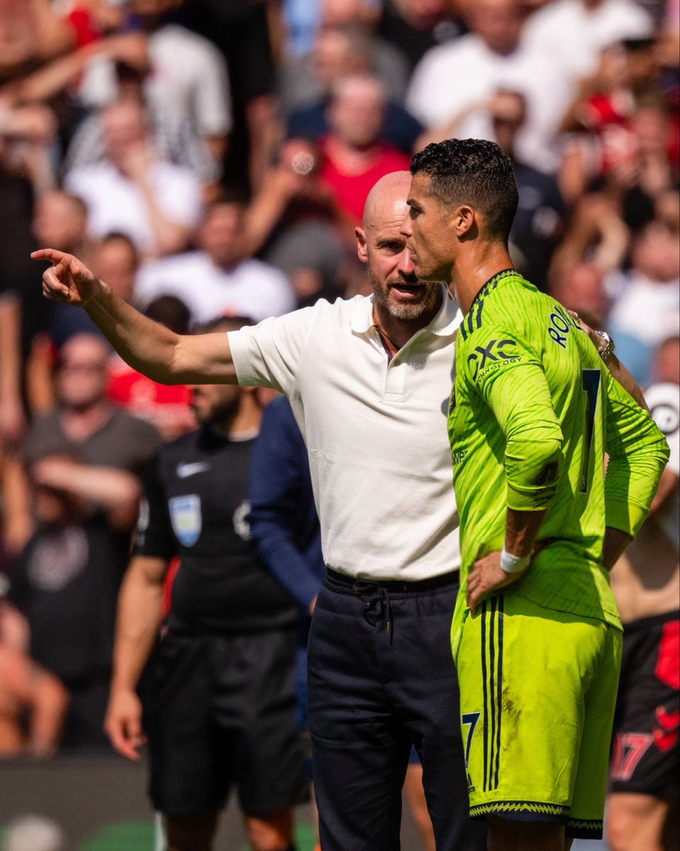 lnstantFoot's tweet photo. 𝗟𝗲𝘀 𝗿𝗲𝗹𝗮𝘁𝗶𝗼𝗻𝘀 𝗲́𝘁𝗮𝗶𝗲𝗻𝘁 𝗰𝗮𝘁𝗮𝘀𝘁𝗿𝗼𝗽𝗵𝗶𝗾𝘂𝗲𝘀 𝗲𝗻𝘁𝗿𝗲 𝗖𝗿𝗶𝘀𝘁𝗶𝗮𝗻𝗼 𝗥𝗼𝗻𝗮𝗹𝗱𝗼 𝗲𝘁 𝗘𝗿𝗶𝗸 𝗧𝗲𝗻 𝗛𝗮𝗴... 𝗷𝘂𝘀𝗾𝘂'𝗮𝘂 𝗷𝗼𝘂𝗿 𝗼𝘂̀ 𝗹'𝗲𝘅-𝗰𝗼𝗮𝗰𝗵 𝗱𝗲 𝗠𝗨 𝗲𝘀𝘁 𝗮𝗹𝗹𝗲́ 𝘁𝗿𝗼𝗽 𝗹𝗼𝗶𝗻 𝗮𝘃𝗲𝗰 𝘀𝗼𝗻 𝗷𝗼𝘂𝗲𝘂𝗿. ❌🥶

La plupart des joueurs ont admis que Cristiano Ronaldo avait eu tort de refuser d'être remplaçant contre Tottenham en octobre 2022. 

Cependant, après avoir semblé remporter la bataille des volontés au départ, des sources ont confié à ESPN que de nombreux membres du club ont rapidement pensé que Ten Hag avait poussé la punition trop loin.

CR7 a d’abord été contraint de s’entraîner à l’écart de l’équipe première, mais, lorsqu’il a tenté de récupérer une paire de chaussures dans le vestiaire, le personnel lui en a refusé l’accès. 

L’impasse a finalement été rompue lorsque Ronaldo a dû demander à un joueur de l’académie d’aller chercher ses affaires à sa place, une situation que plusieurs cadres de l’équipe ont jugée humiliante et excessive. 😕

(@RobDawsonESPN)