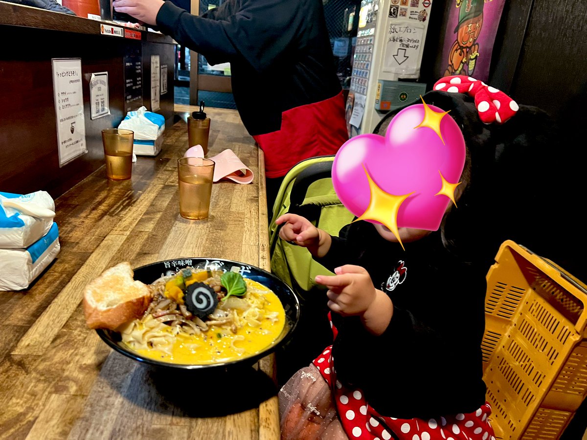 ru_i0403's tweet photo. Halloween🎃味噌梵's
家族でミッキーミニー仮装して行きました🐭店内の飾り付けで雰囲気マシマシ👻🎃

限定麺すごい美味しかったです😎✨ベーコンの🥓旨味とカボチャの甘味が最高でしたっ！麺もパスタ寄りで箸が止まりませんでした🍝✨ご馳走様でした！
２日間連続で行こうと決意しました😂👏🏻🎃 https://t.co/4UmHfqQoKJ