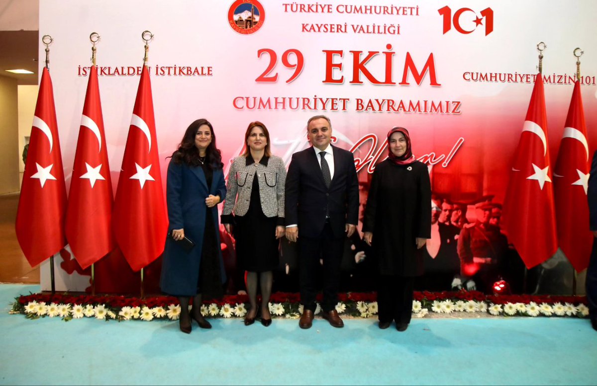 Esra_HAYKIR's tweet photo. Erciyes Üniversitesi Rektörü Sayın Fatih Altun ve kıymetli eşi ile Kayseri Valisi Sayın Gökmen Çiçek ve kıymetli eşi Sümeyra Çiçek'in ev sahipliğinde Cumhuriyet Resepsiyonundan... 🇹🇷🇹🇷🇹🇷 https://t.co/3ubrpvEhfd