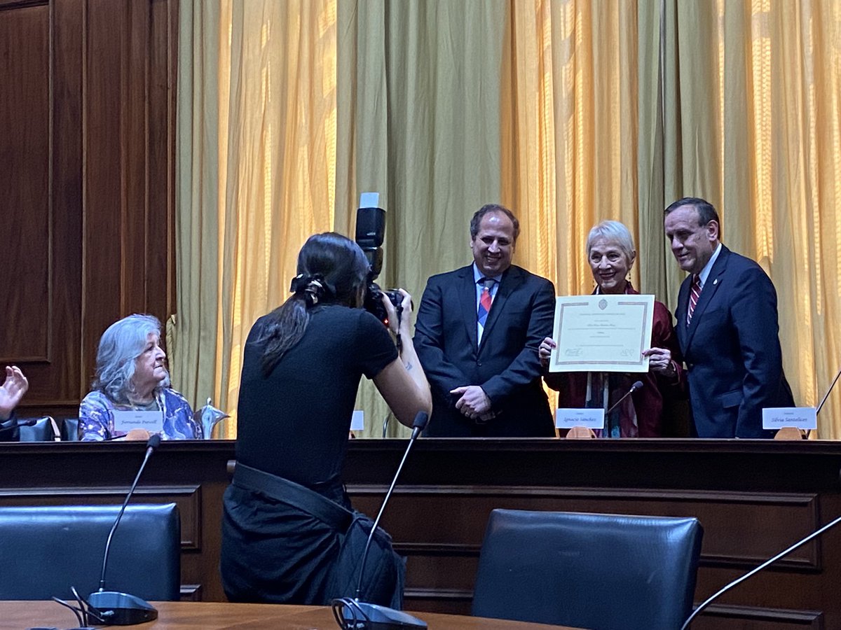 Anita Reeves recibe su título y Silvia aplaude con cariño.
Silvia Santelices recibe su título y Anita la mira con orgullo.
¡Qué lindas!
Ceremonia de titulación de dos grandes mujeres del teatro en <a href="/ucatolica/">Universidad Católica</a>