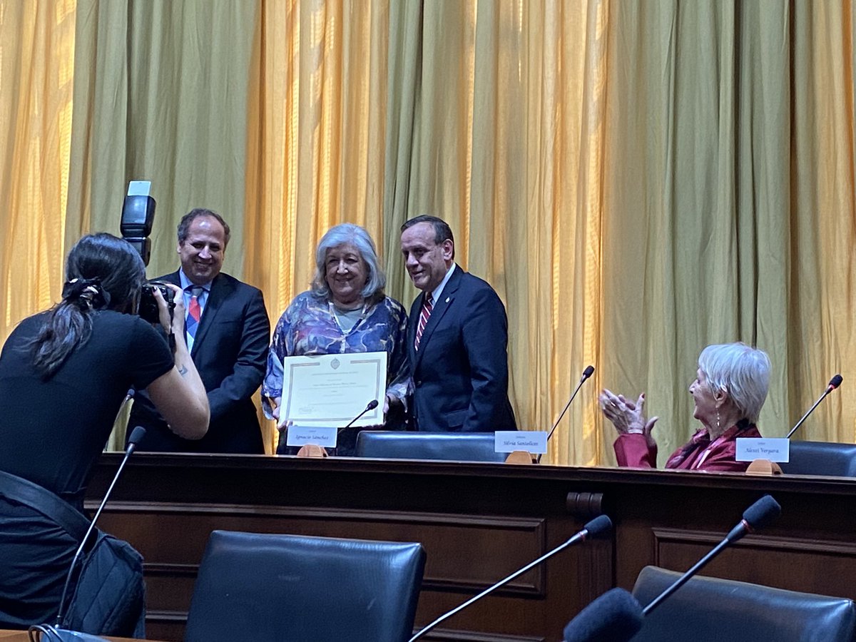 MollyBoys's tweet image. Anita Reeves recibe su título y Silvia aplaude con cariño.
Silvia Santelices recibe su título y Anita la mira con orgullo.
¡Qué lindas!
Ceremonia de titulación de dos grandes mujeres del teatro en @ucatolica