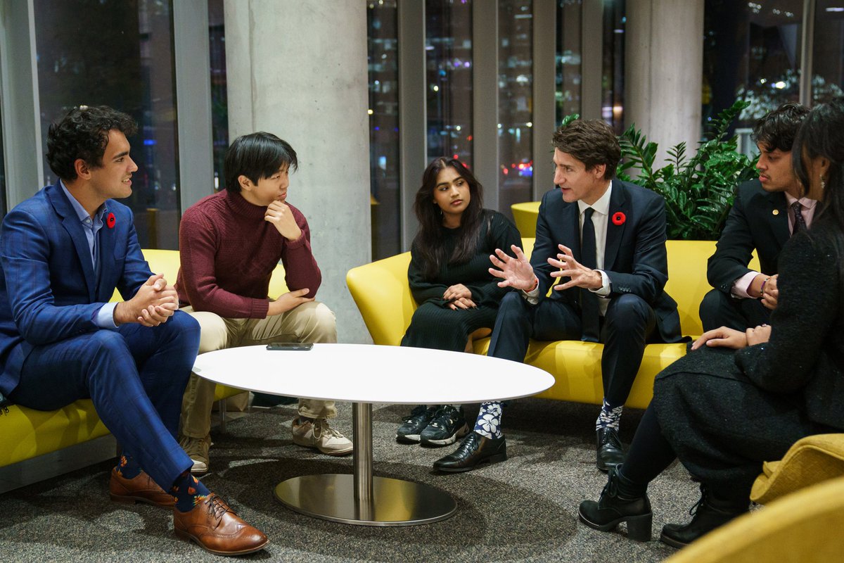 UofTLiberals's tweet photo. Yesterday, the Leader of @liberal_party, Justin Trudeau, visited the University of Toronto to welcome the new chancellor. During his visit, he made sure he could make time to chat with some core UofT Young Liberal Club members. https://t.co/UdDcJnVnRl