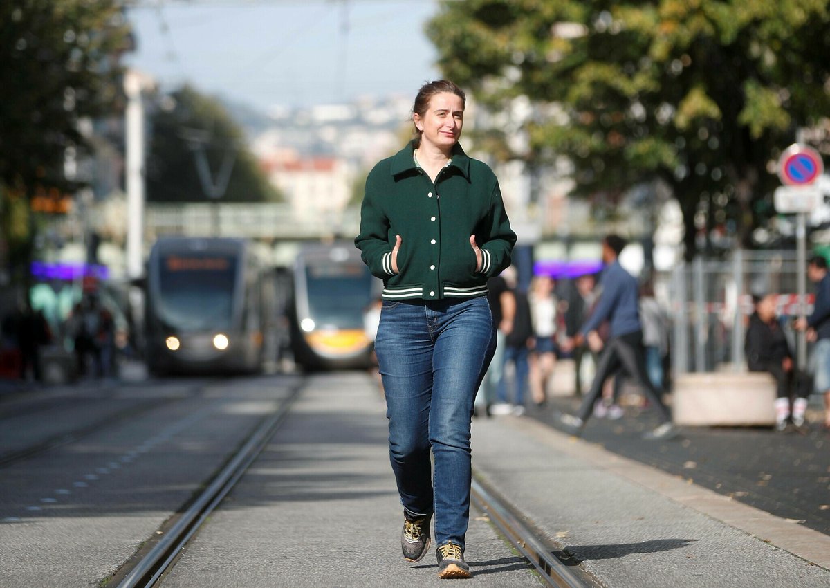 VesteTondelier's tweet photo. 🚨 AFP URGENT / BREAKING NEWS 🚨

En visite à Nice, Marine Tondelier révèle une toute nouvelle veste verte encore jamais vue 🟢

Il s'agit d'un modèle "varsity" comme on en voit beaucoup dans les facs américaines ⚾️🧢 https://t.co/T92pTrPhq5