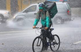 La vida de un/a rider vale más que la cena que te pueda traer. No pidas a domicilio en estas condiciones, no seas una 💩 de persona 😉
#DANA