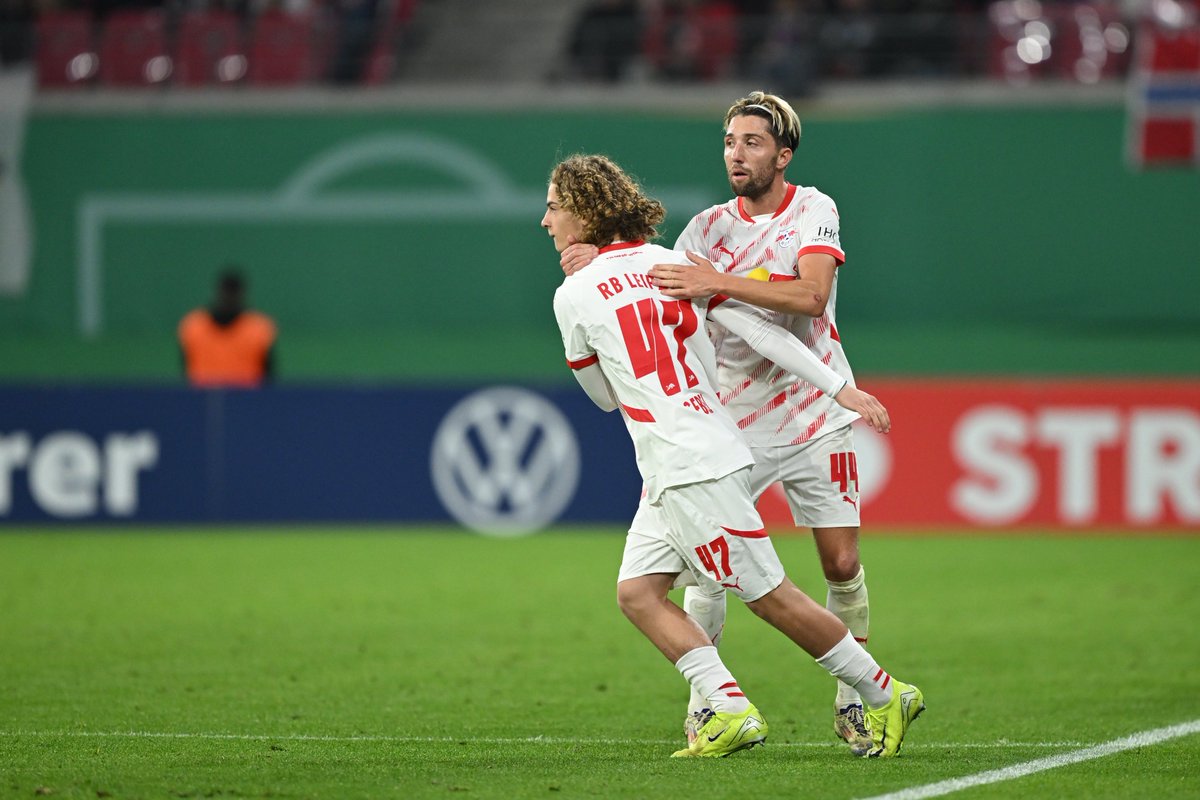 Ein Schkeuditzer Jung, in Leipzig aufgewachsen und nun in der #RedBullArena erstmals für die Profis auf dem Rasen gestanden. 🫶 Gratulation, Viggo #Gebel.