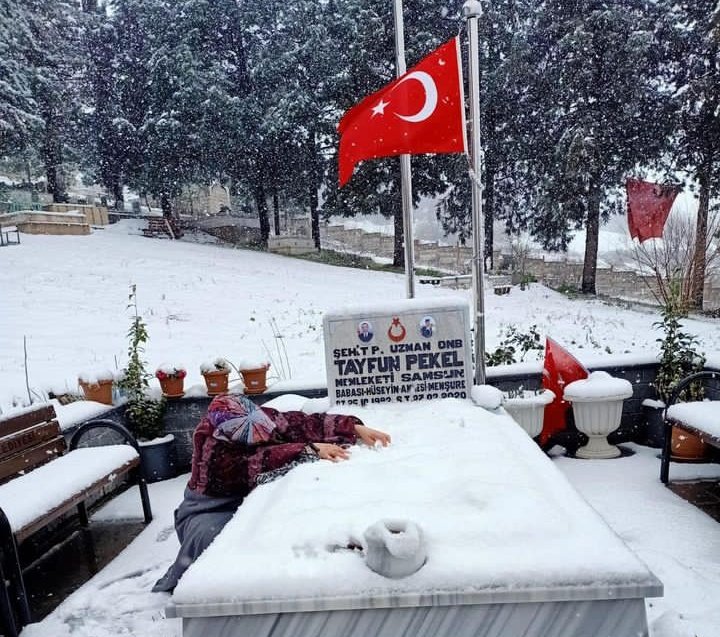 "Ağlarsa Anam Ağlar"

Şehit Tayfun Pekel