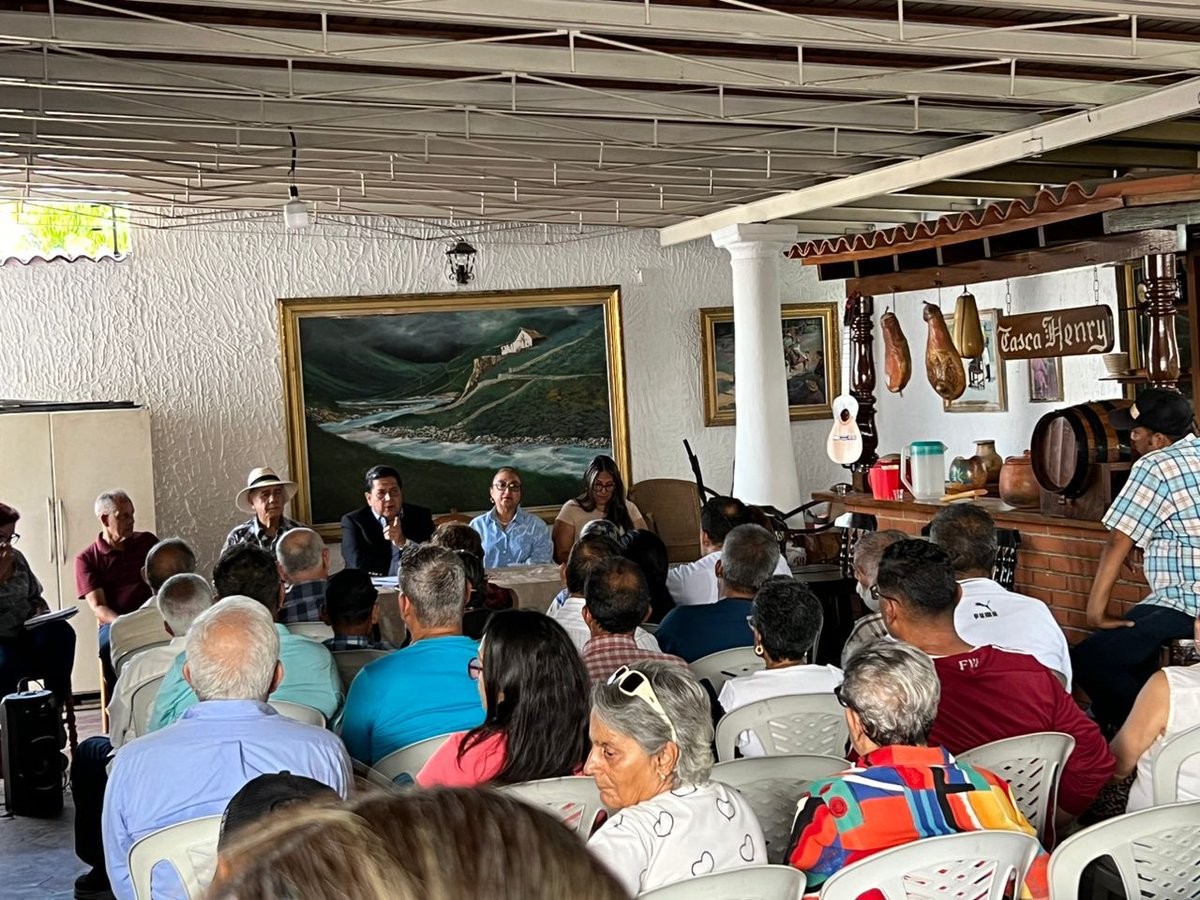 karelisherediah's tweet photo. #29Oct | CES Ampliado planificando actividades a realizar a lo largo y ancho de nuestro estado Lara. 
Para algunos hacer política es un hobby, para mi es una pasión a pesar de las dificultades siempre estaré de frente convencida que estoy del lado correcto de la historia. https://t.co/nZqyDD9NJ4