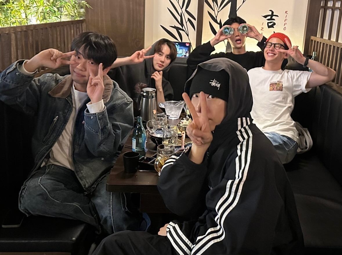 moonlight0125_'s tweet photo. 핫샷 데뷔 10주년 축하합니다!
젓가락 너무 귀여워요 ㅋㅋㅋ 
Forever Young! 

#핫샷 #HOTSHOT https://t.co/Q2PJ84UKut